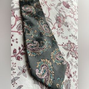 Oscar De La Renta 100% Silk Green Paisley Tie Colorful Business Casual Career